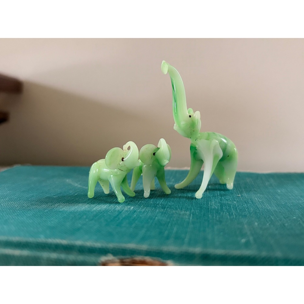 Vintage Miniature Hand Blown Glass Elephant Family Figurines Green White 3 Piece